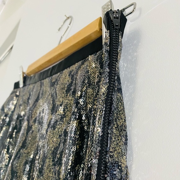 NWT Pattered sequinned skirt - Picture 2 of 3